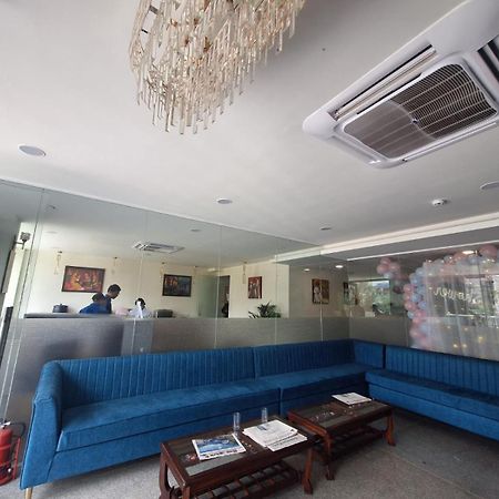 Rr Galaxy Hotel Gurgaon Buitenkant foto