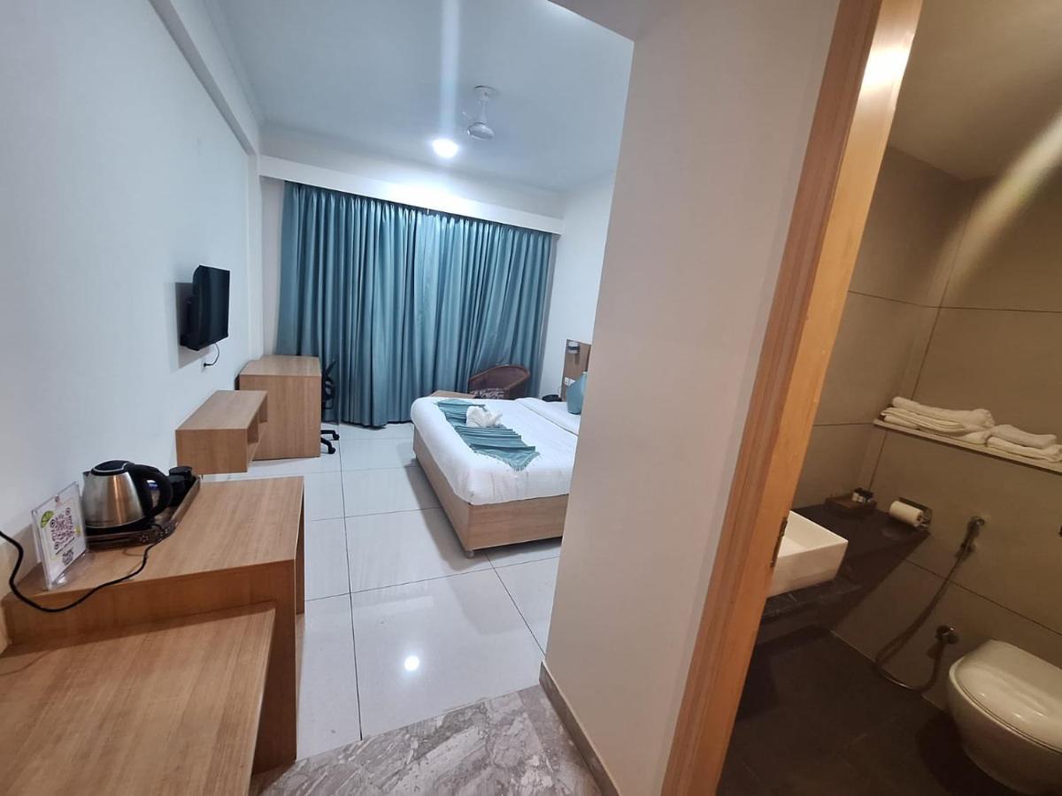 Rr Galaxy Hotel Gurgaon Buitenkant foto