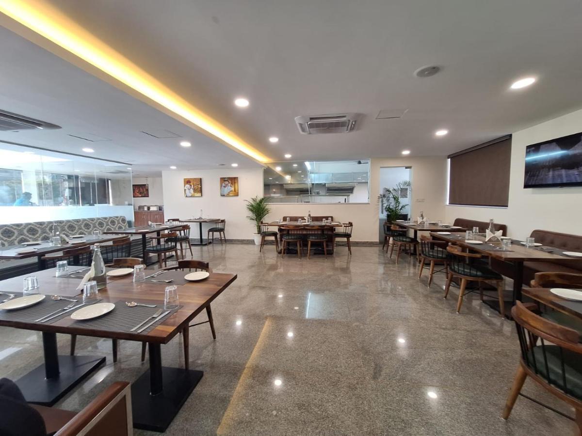 Rr Galaxy Hotel Gurgaon Buitenkant foto