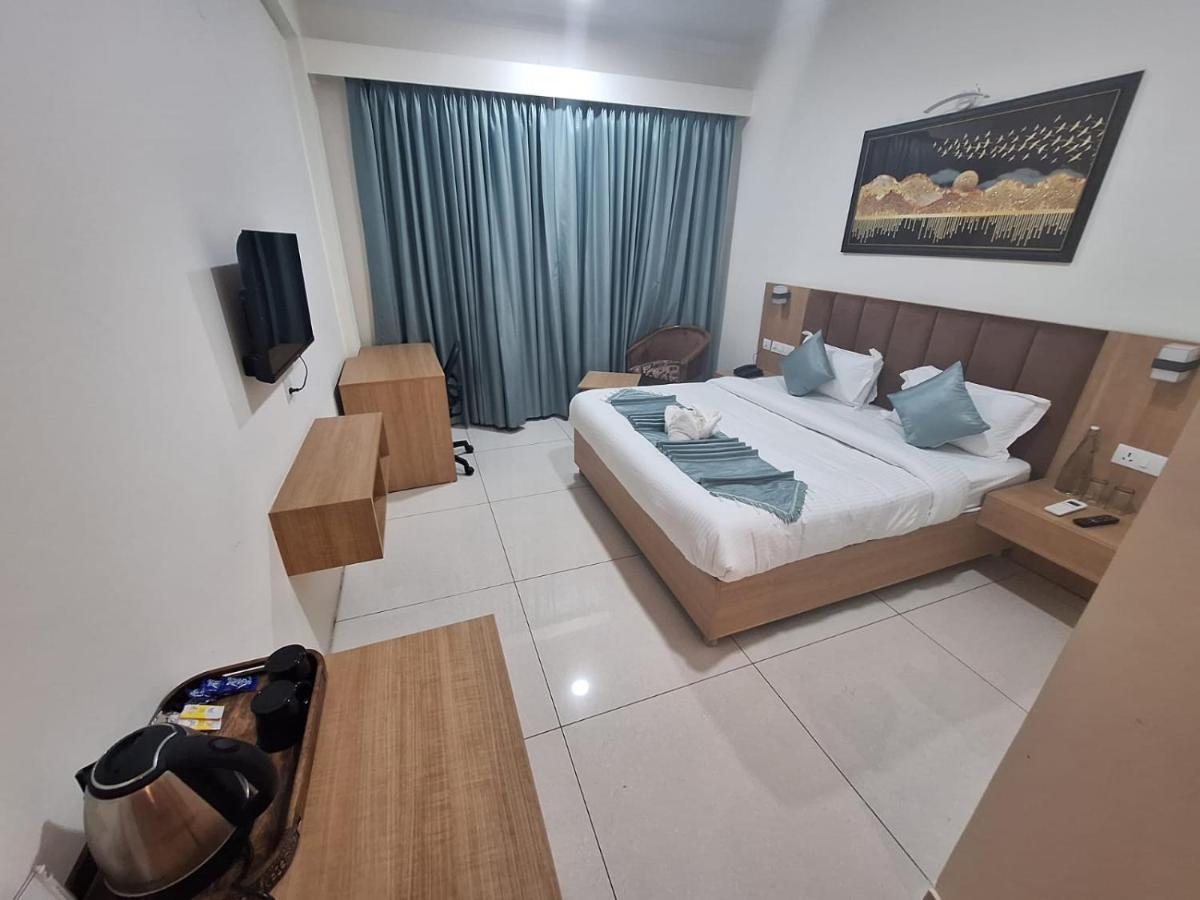 Rr Galaxy Hotel Gurgaon Buitenkant foto
