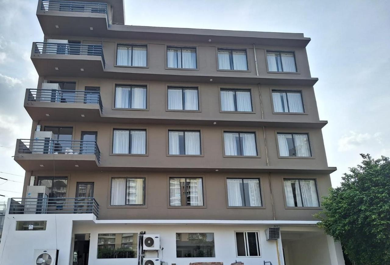 Rr Galaxy Hotel Gurgaon Buitenkant foto
