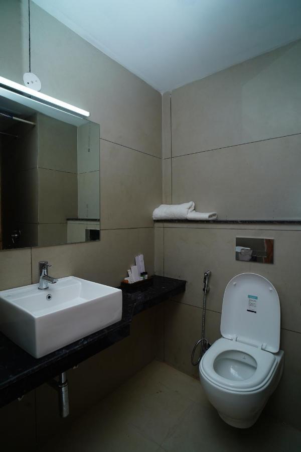 Rr Galaxy Hotel Gurgaon Buitenkant foto