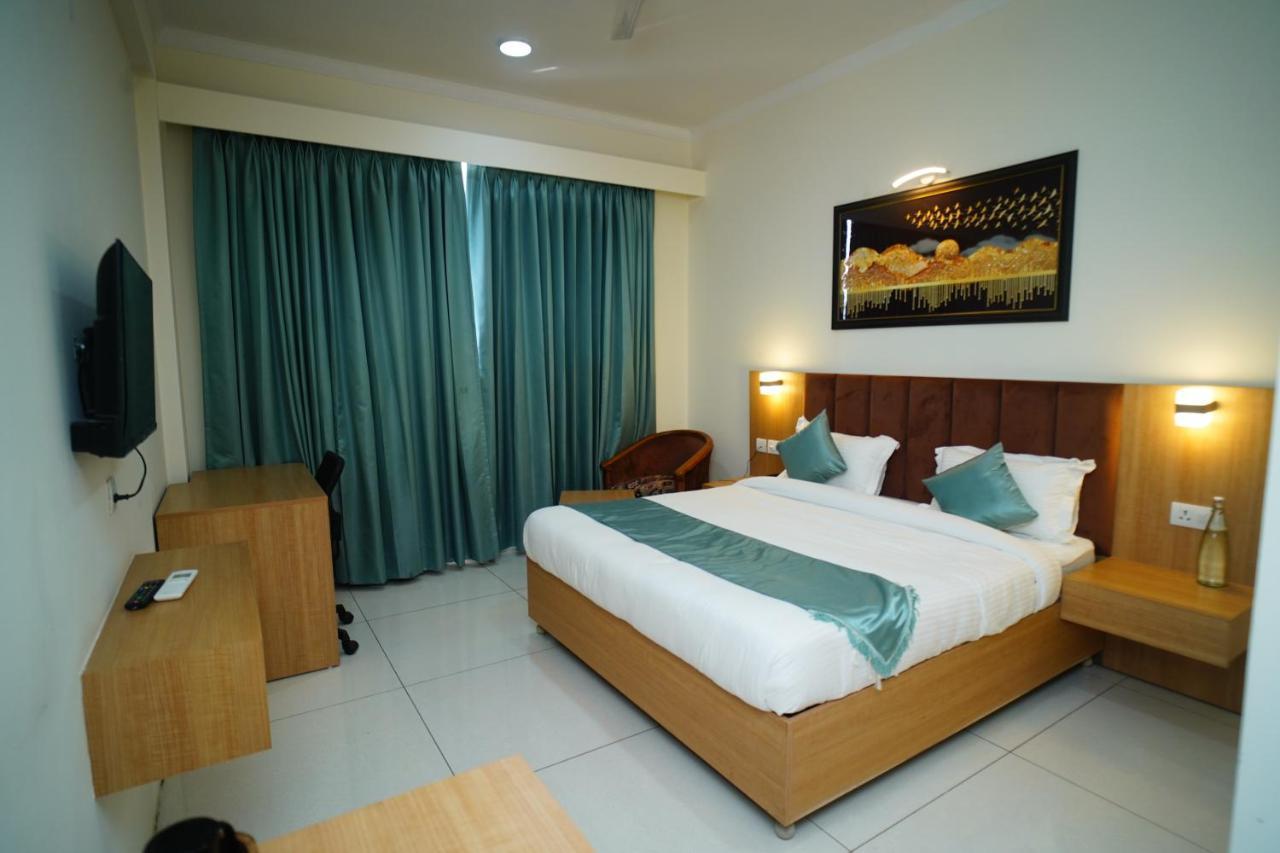 Rr Galaxy Hotel Gurgaon Buitenkant foto
