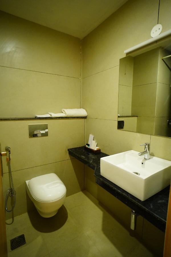 Rr Galaxy Hotel Gurgaon Buitenkant foto