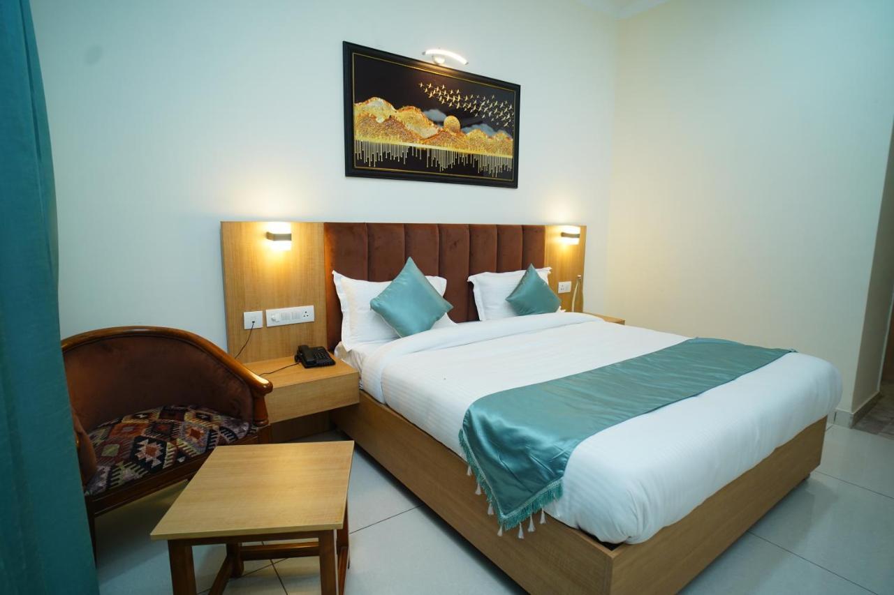 Rr Galaxy Hotel Gurgaon Buitenkant foto