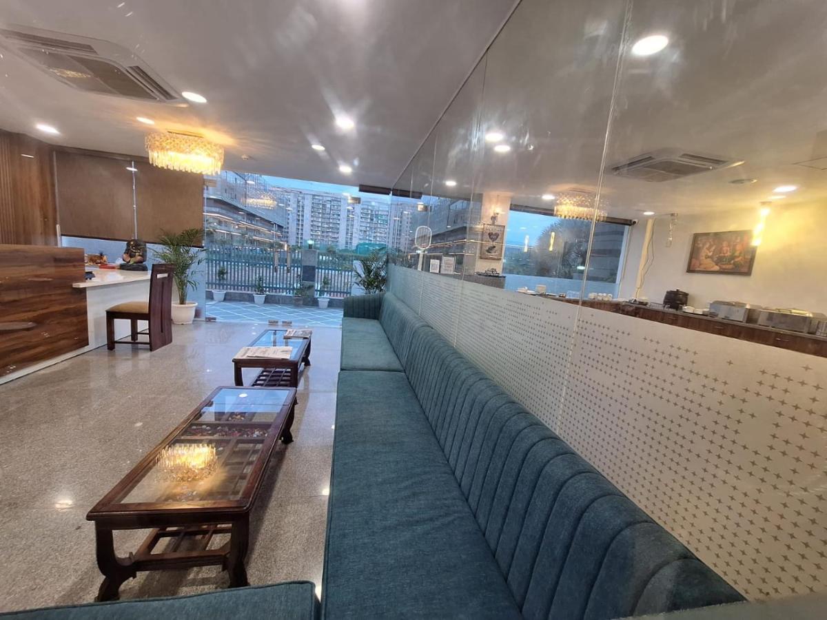 Rr Galaxy Hotel Gurgaon Buitenkant foto