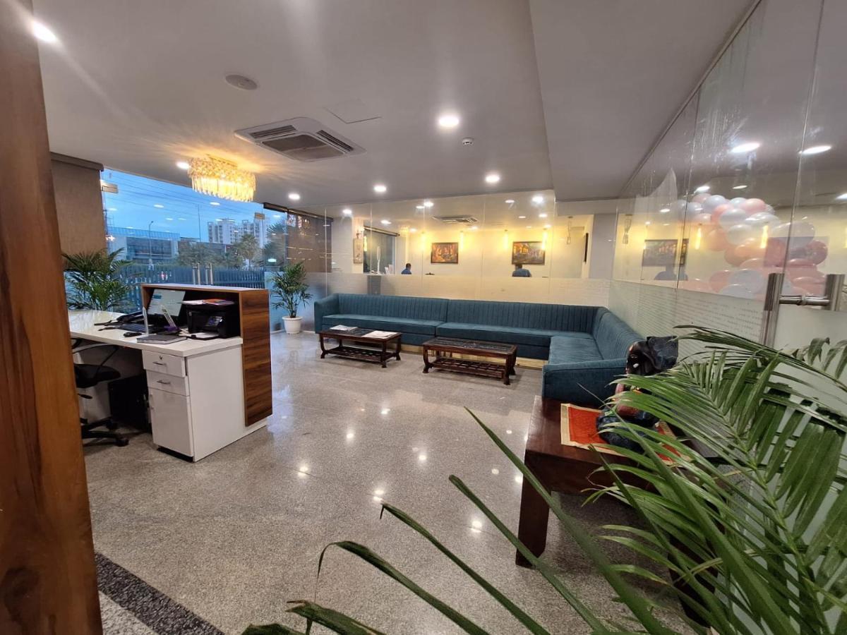 Rr Galaxy Hotel Gurgaon Buitenkant foto