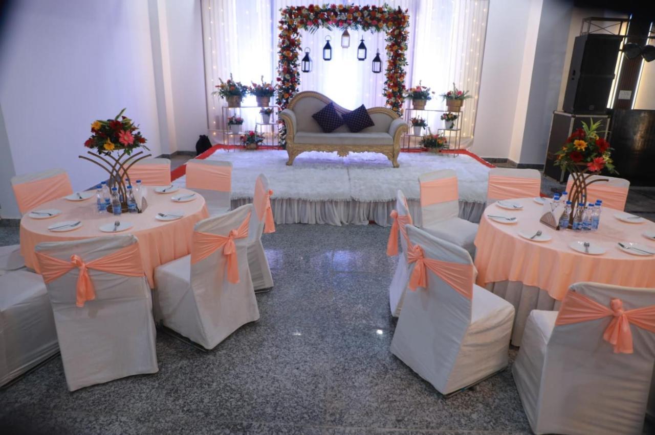 Rr Galaxy Hotel Gurgaon Buitenkant foto