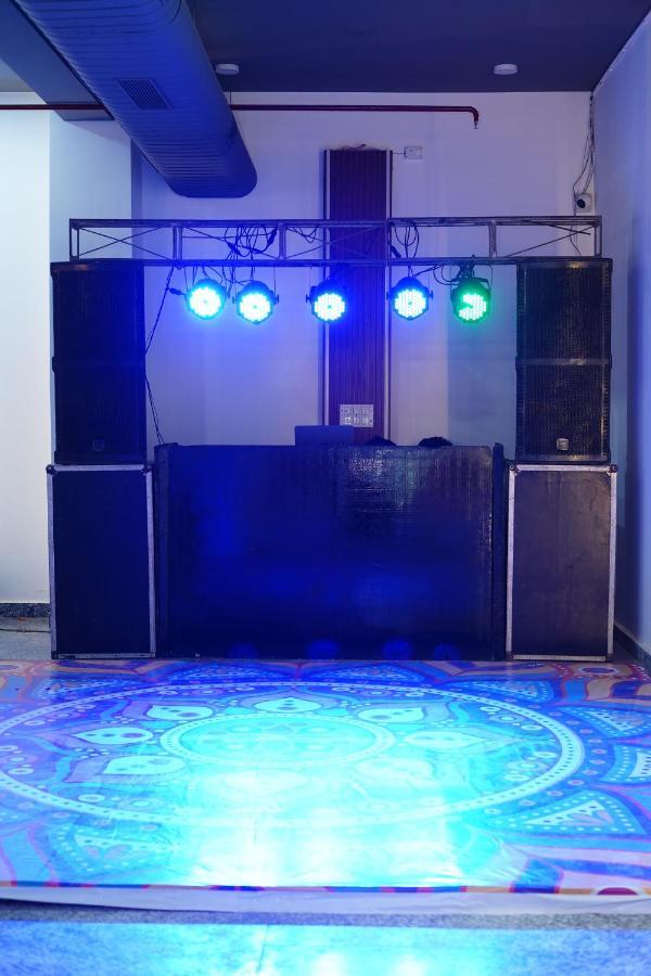 Rr Galaxy Hotel Gurgaon Buitenkant foto