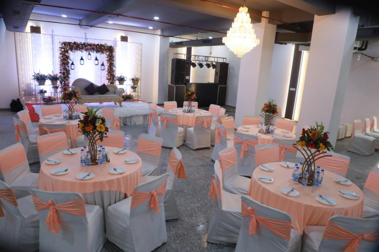 Rr Galaxy Hotel Gurgaon Buitenkant foto