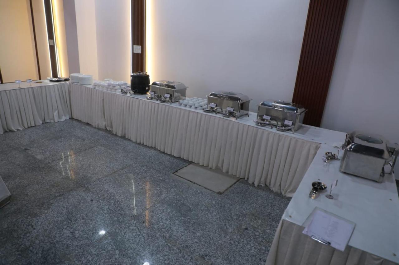 Rr Galaxy Hotel Gurgaon Buitenkant foto