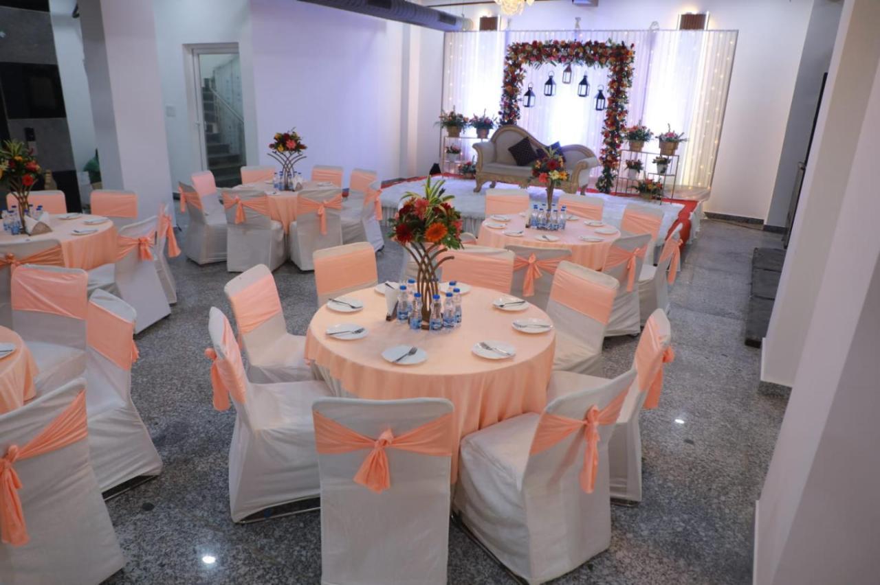 Rr Galaxy Hotel Gurgaon Buitenkant foto