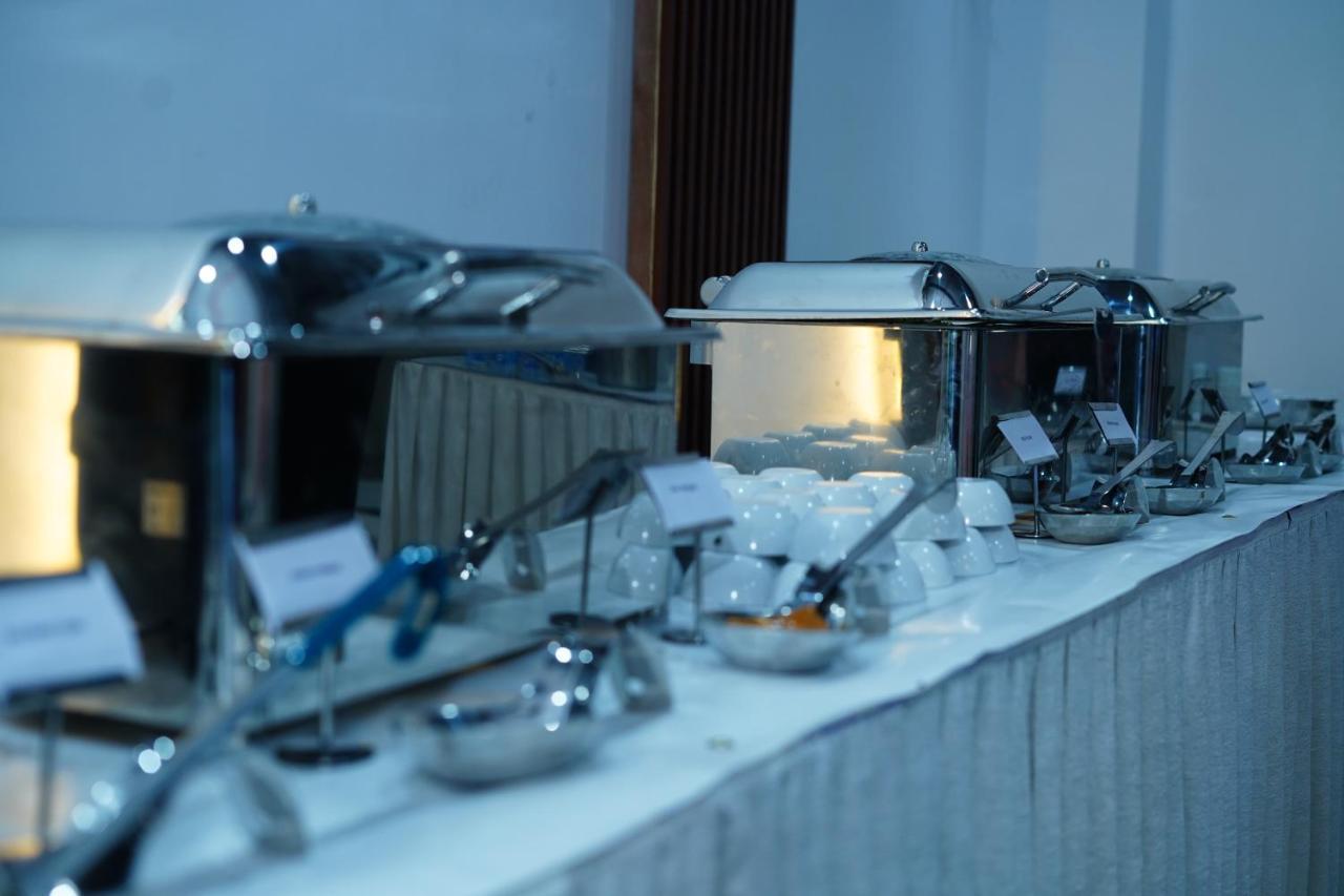 Rr Galaxy Hotel Gurgaon Buitenkant foto