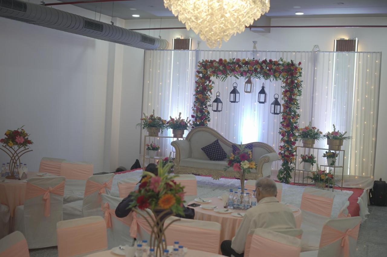 Rr Galaxy Hotel Gurgaon Buitenkant foto
