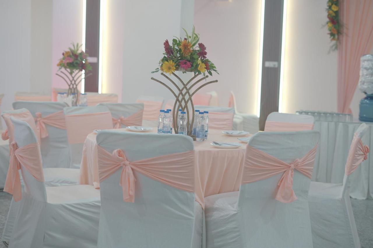 Rr Galaxy Hotel Gurgaon Buitenkant foto