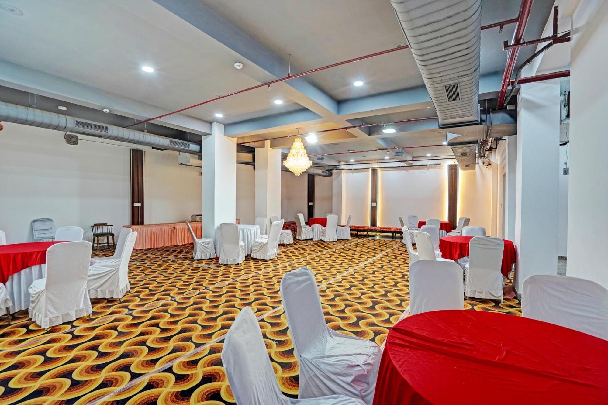 Rr Galaxy Hotel Gurgaon Buitenkant foto