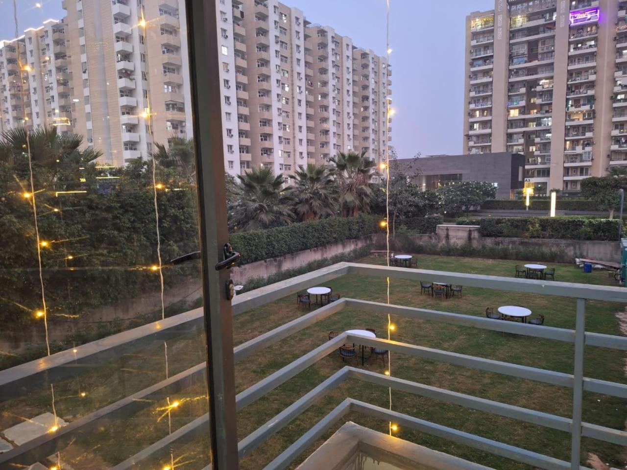 Rr Galaxy Hotel Gurgaon Buitenkant foto