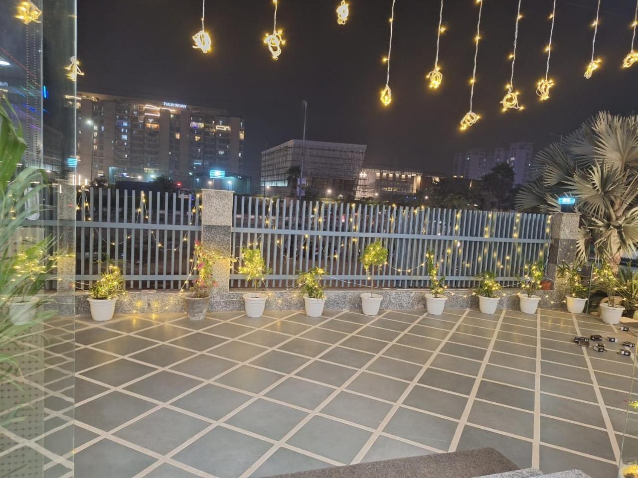 Rr Galaxy Hotel Gurgaon Buitenkant foto