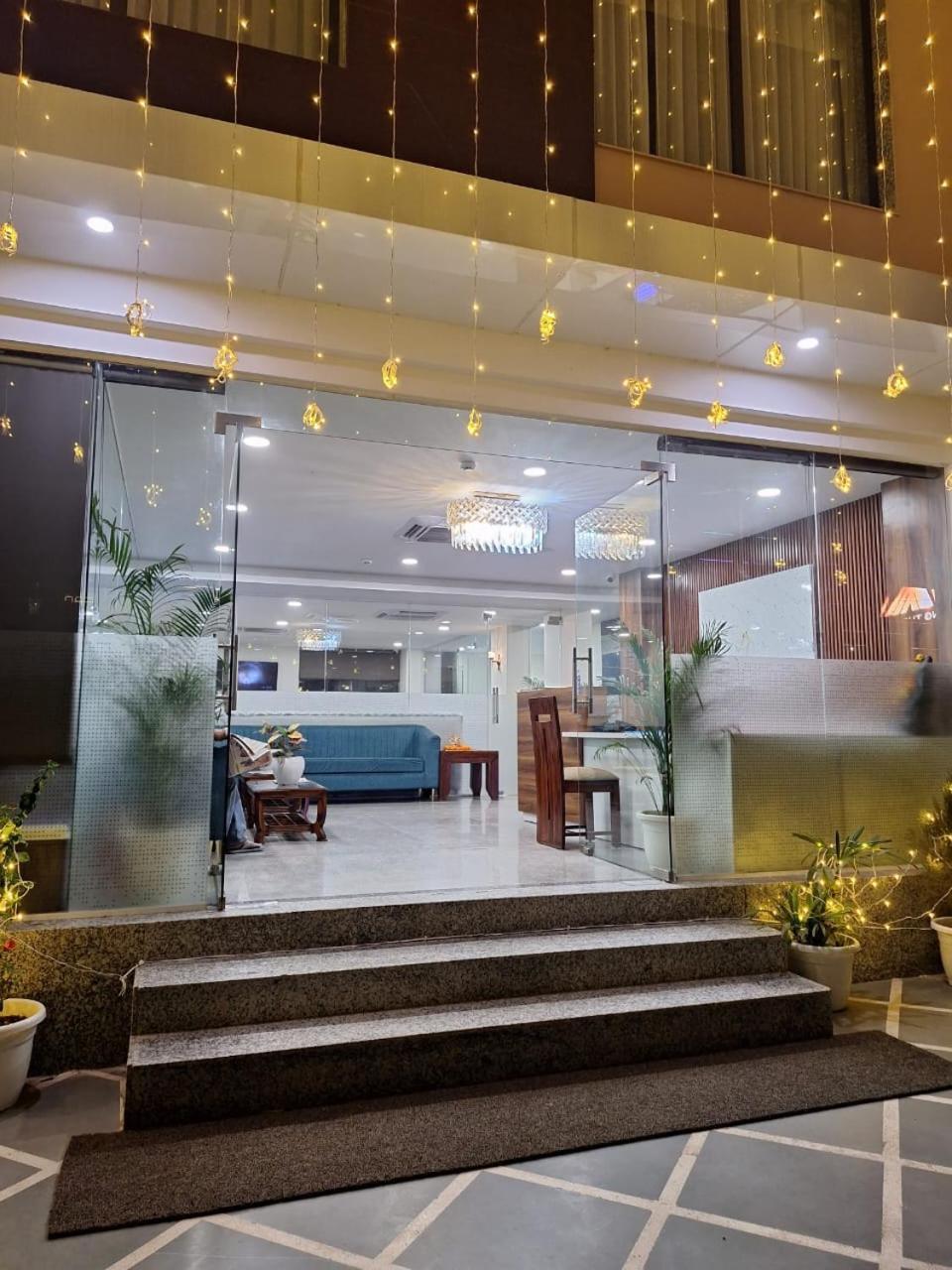 Rr Galaxy Hotel Gurgaon Buitenkant foto