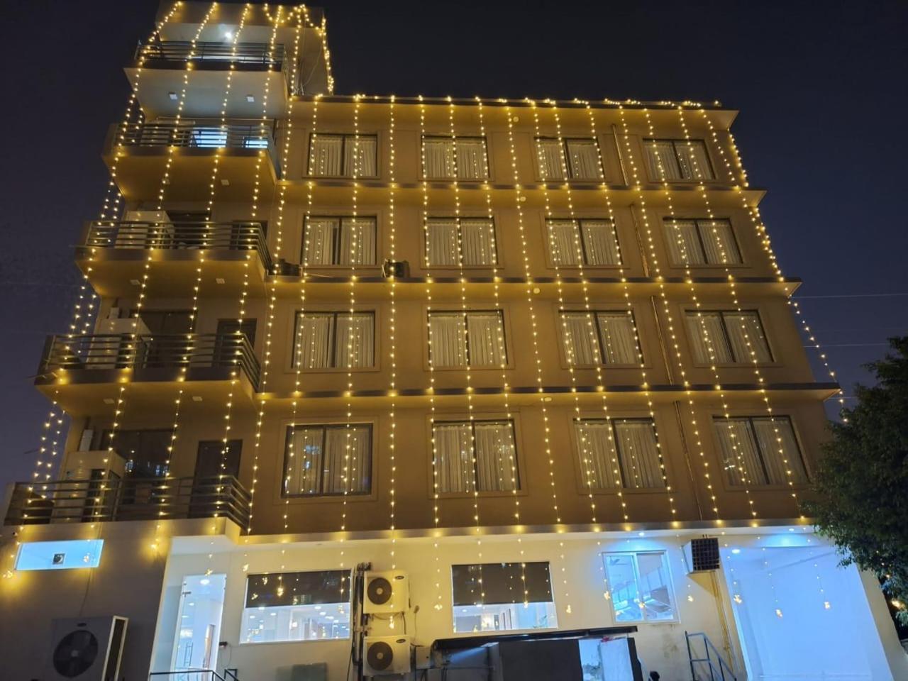Rr Galaxy Hotel Gurgaon Buitenkant foto