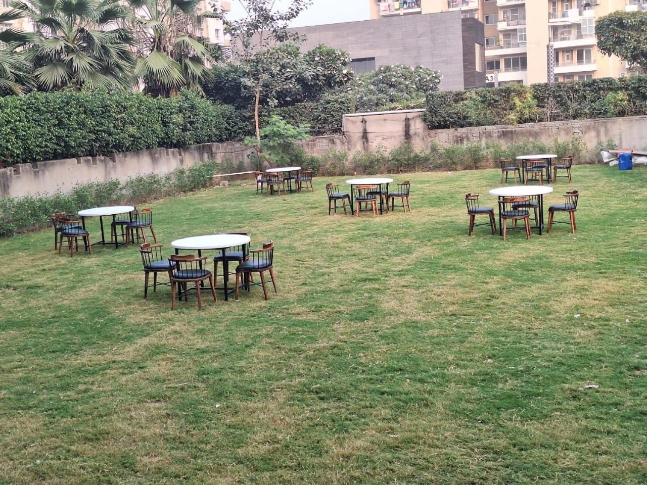 Rr Galaxy Hotel Gurgaon Buitenkant foto
