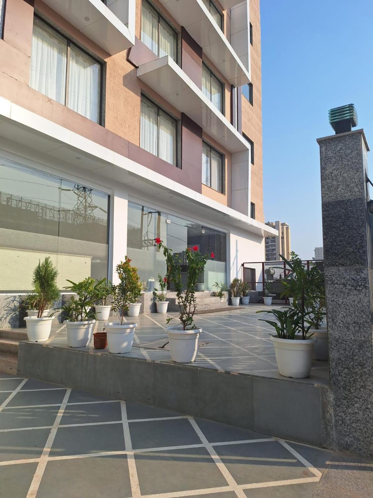 Rr Galaxy Hotel Gurgaon Buitenkant foto
