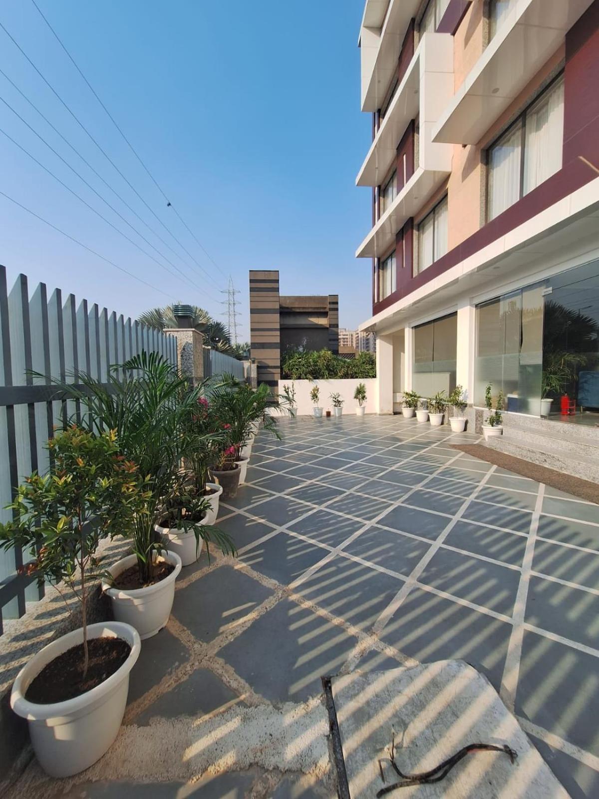 Rr Galaxy Hotel Gurgaon Buitenkant foto