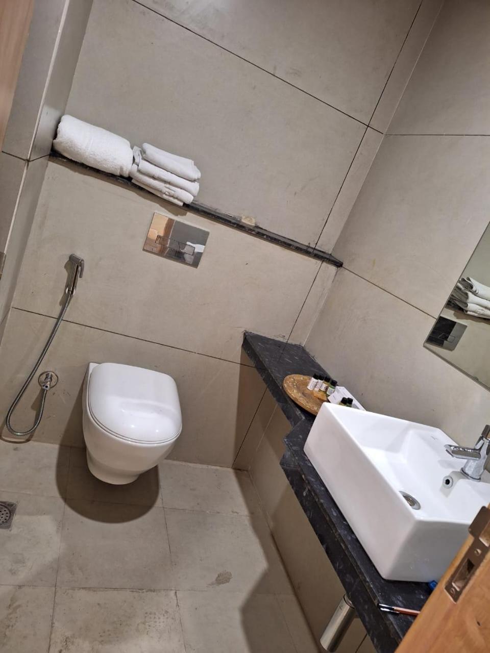 Rr Galaxy Hotel Gurgaon Buitenkant foto