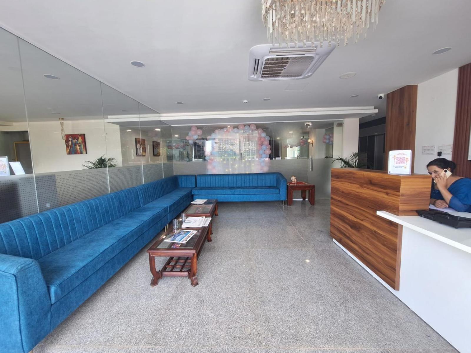 Rr Galaxy Hotel Gurgaon Buitenkant foto