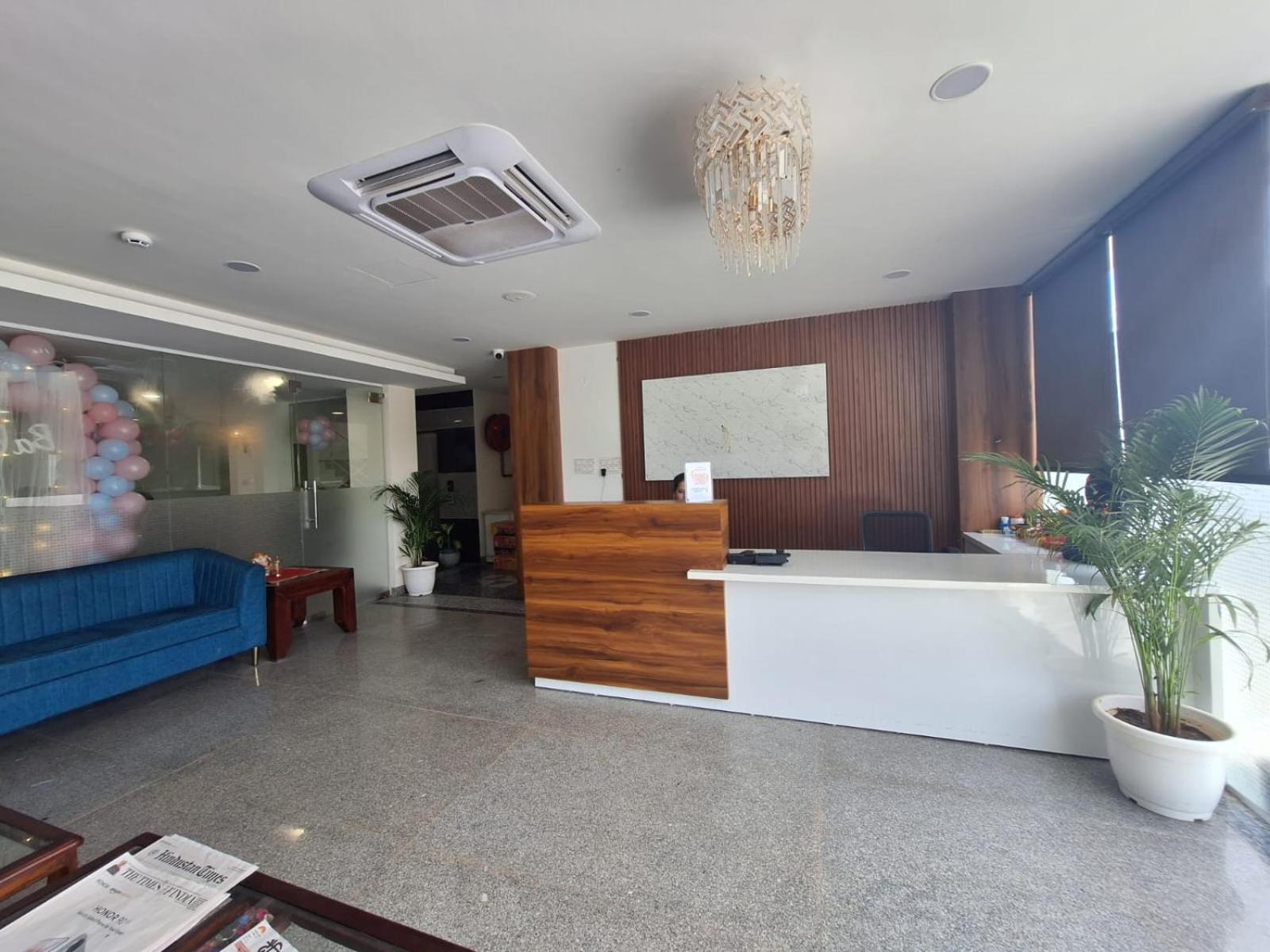 Rr Galaxy Hotel Gurgaon Buitenkant foto
